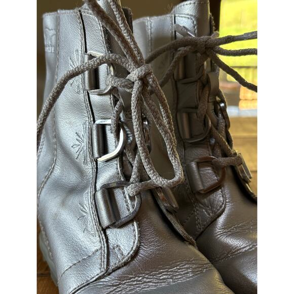 Sorel Joan of Arctic x Disney Frozen Wedge Boots Girls Size 4 Silver Boots - Picture 8 of 11